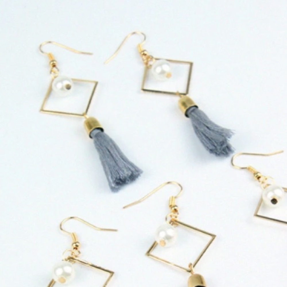 NEW!๐๐MODERN SQUARE! GREY TASSEL! PEARL LOOK๐๐ - Picture 2 of 4